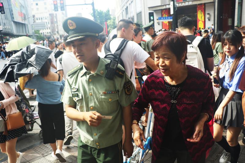加强重点区域客流疏导和反恐备勤,上海武警节日无休护航端午假期