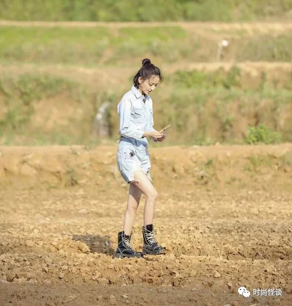 佟丽娅穿高帮马丁靴在田间泥地里行走.