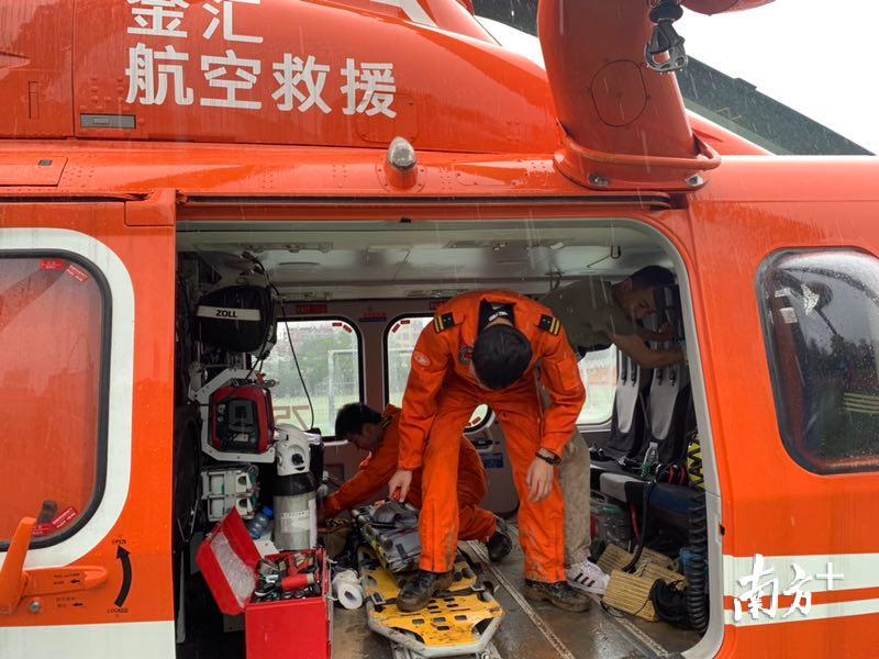 暴雨致村民受困救援队乘直升机空降转移受灾群众