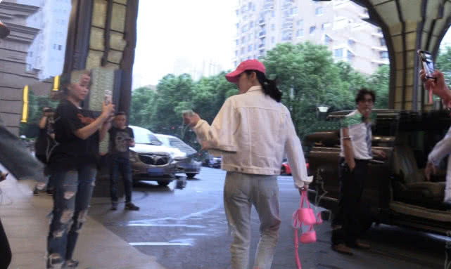 与张继科分手后，景甜与神秘男子共进晚餐，双方聊得很开心？