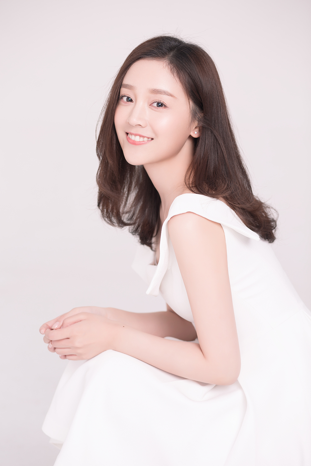 5 何花黑白look演绎优雅与率性多变视觉.jpg
