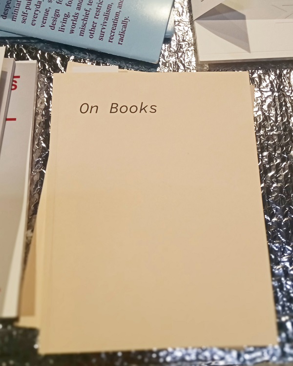 On Books,这个标题有双关之意,一方面是对书的思考,另一方面真的是“在书之上”。