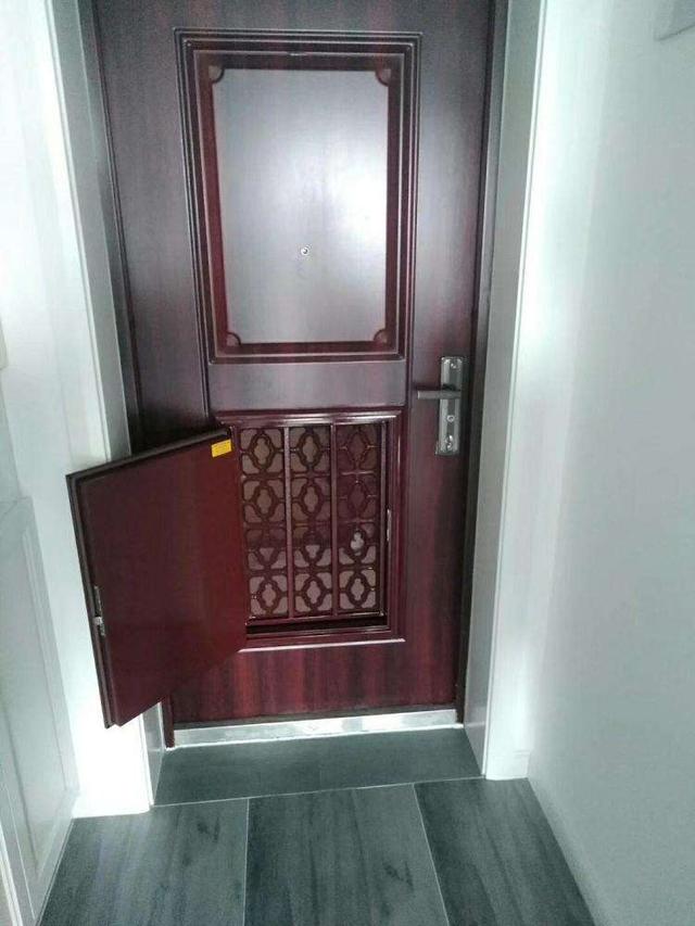 户型小南北不通透,防盗门上开个洞!安装师傅:给500块我都不做