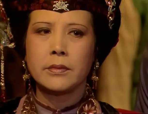 王熙凤不与公婆邢夫人一条心?也不和姑母王夫人一条心?