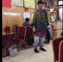 全程用手捂肚子，这次是真的怀了吧？