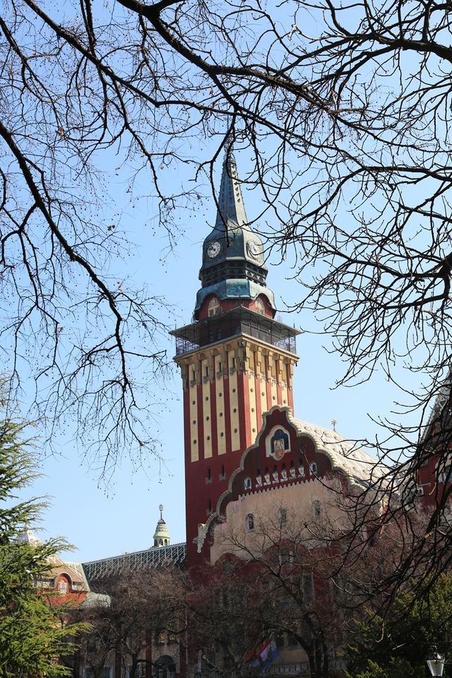 塞尔维亚最神秘的艺术小城,一半居民说外语,地标建筑是“混血”