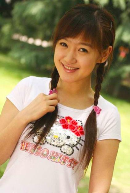 40岁薛佳凝晒美照，皮肤吹弹可破，几乎看不到皱纹