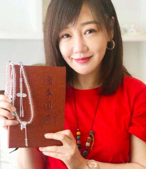 40岁薛佳凝晒美照，皮肤吹弹可破，几乎看不到皱纹