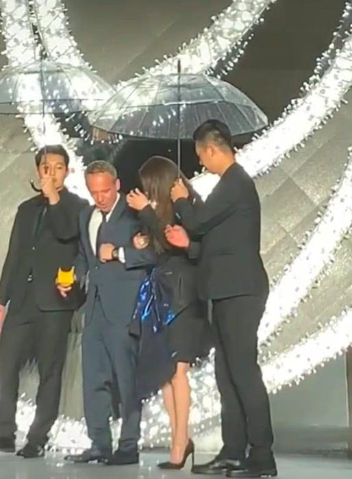 雨天小心！舒淇上海参加活动不慎跌倒，依然微笑完成活动，超敬业