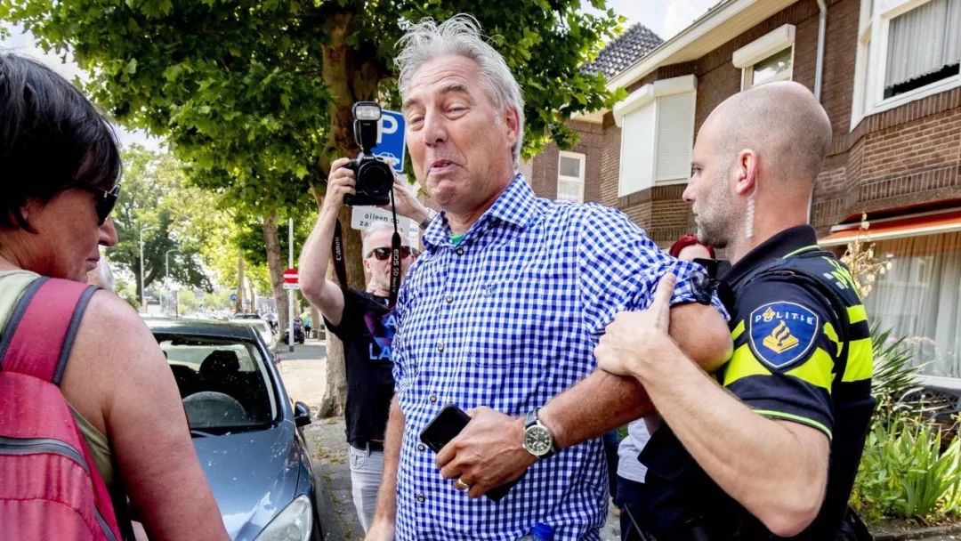 极右团体散发传单行动被警方制止，把荷兰记者也抓了__凤凰网
