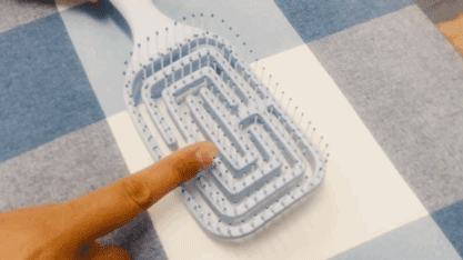 它还可以当作头皮按摩神器使用,梳头的时候稍微用一点力,头皮极度