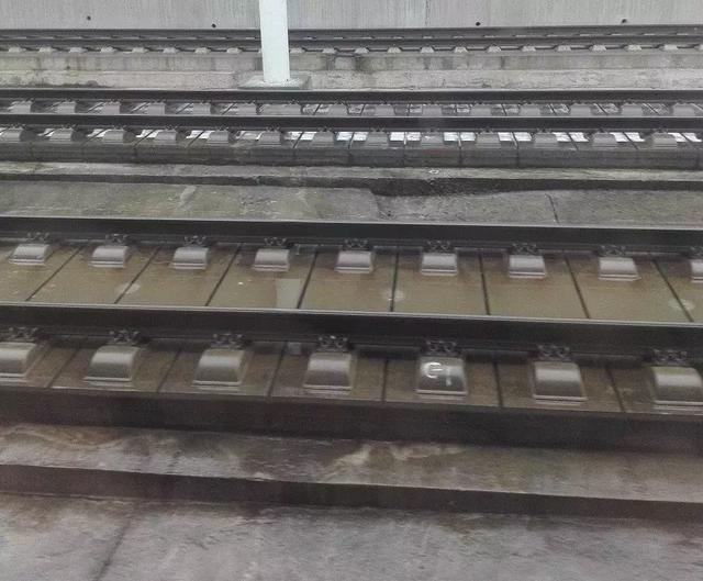 为什么普通铁路路基用碎石,高铁用混凝土