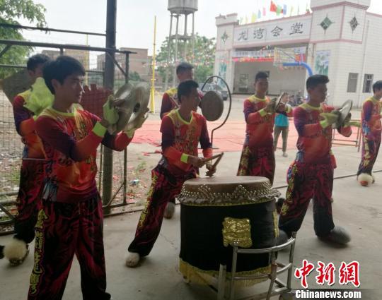 湛江“狮王”李荣仔:高桩舞绝技 巧手造“雄狮”