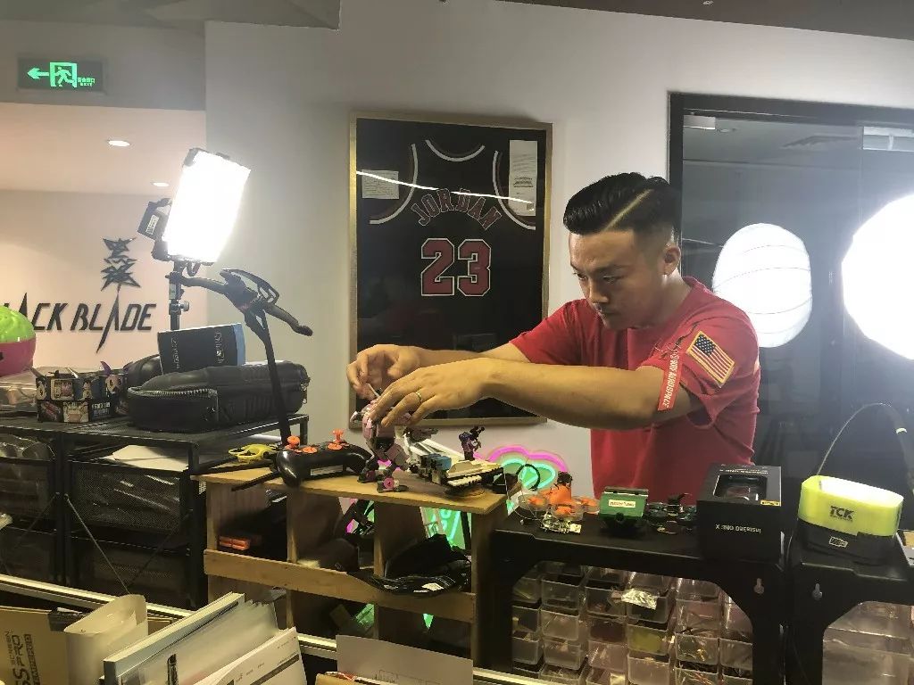 三流飞手，二流自媒体人，一流奶爸丨圈外