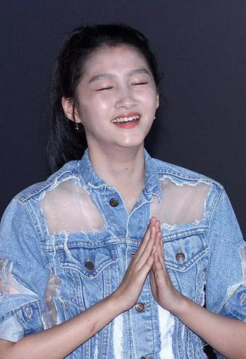 张子枫斜方肌对比前两年像被削走两大块,整个人都轻盈了