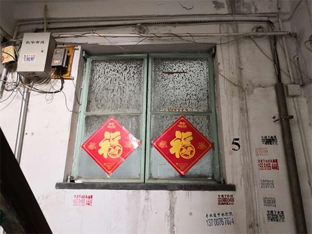 中介带记者参观的安德路小区的楼道 李凯旋 摄 中介带记者参观的安德路小区的楼道 李凯旋 摄