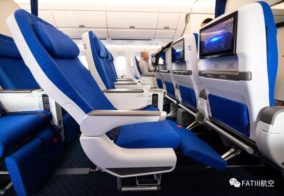 南航 a350 明珠经济舱选择的是 recaro 出品的pl3530座椅.