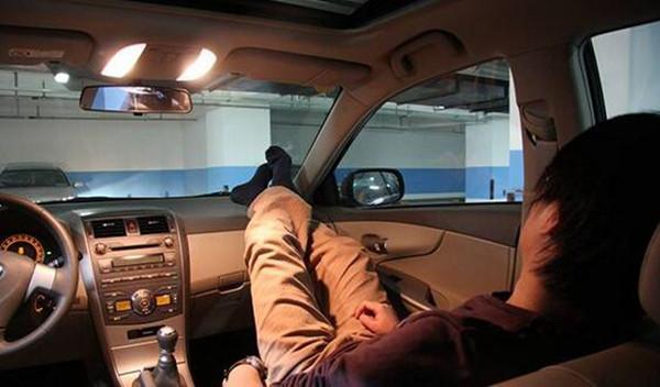 说了多少遍！在车里开空调睡觉，没有做好这些就等于慢性自杀