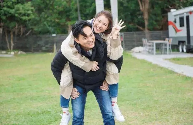 袁咏仪购物途中扶起跌倒老人家，确定无大碍后才离开