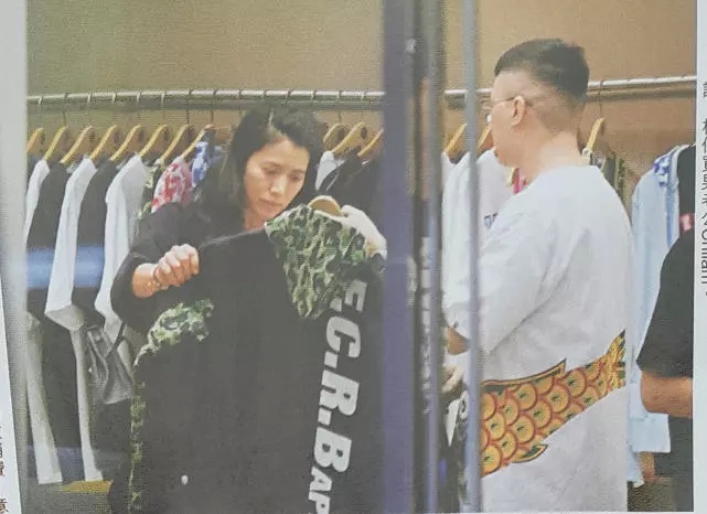 袁咏仪购物途中扶起跌倒老人家，确定无大碍后才离开