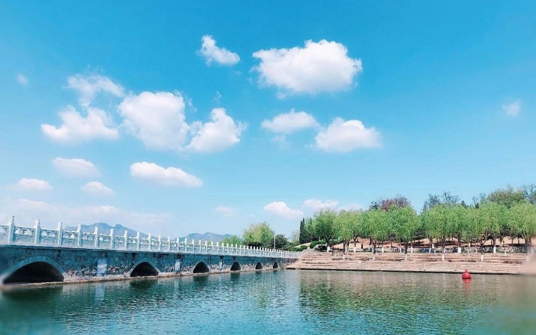 北京青龙湖公园是距京城最近的"一盆清水".