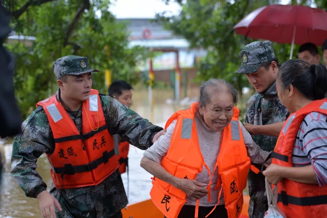 暴雨导致南平三明多地受灾,福建省军区官兵和民兵紧急救援!