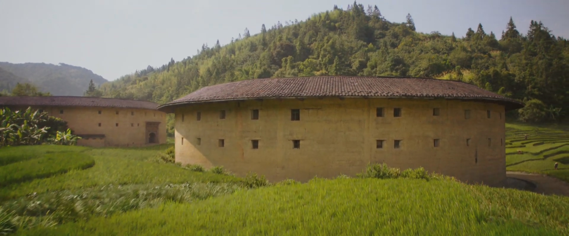 浓妆卷发加飞檐走壁,“花木兰”这次要走武侠片风格?