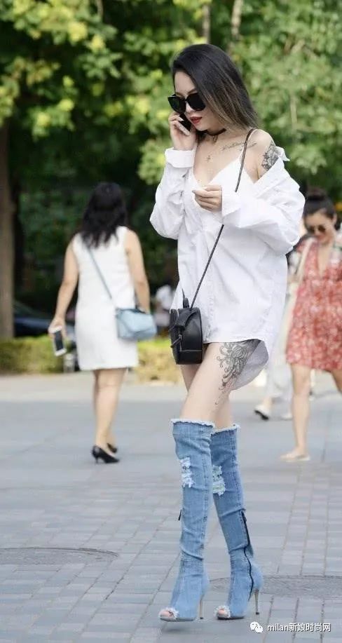 有一种另类叫美女把“裤子”当鞋穿，新奇又时尚，重点是显腿细(把裤子改成裙子的视频)