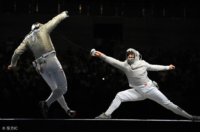 花剑是完全的刺击武器,只有剑尖刺中才有效,剑杆横击无效