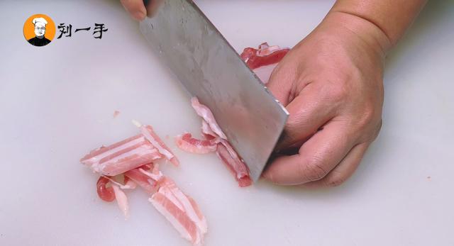 芹菜炒肉老刘教你这样做,鲜嫩爽脆,做法详细,比饭店的好吃