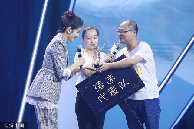 娱乐圈没有真友情？刘涛生日与秦海璐亲亲，获胡歌潘粤明撑场
