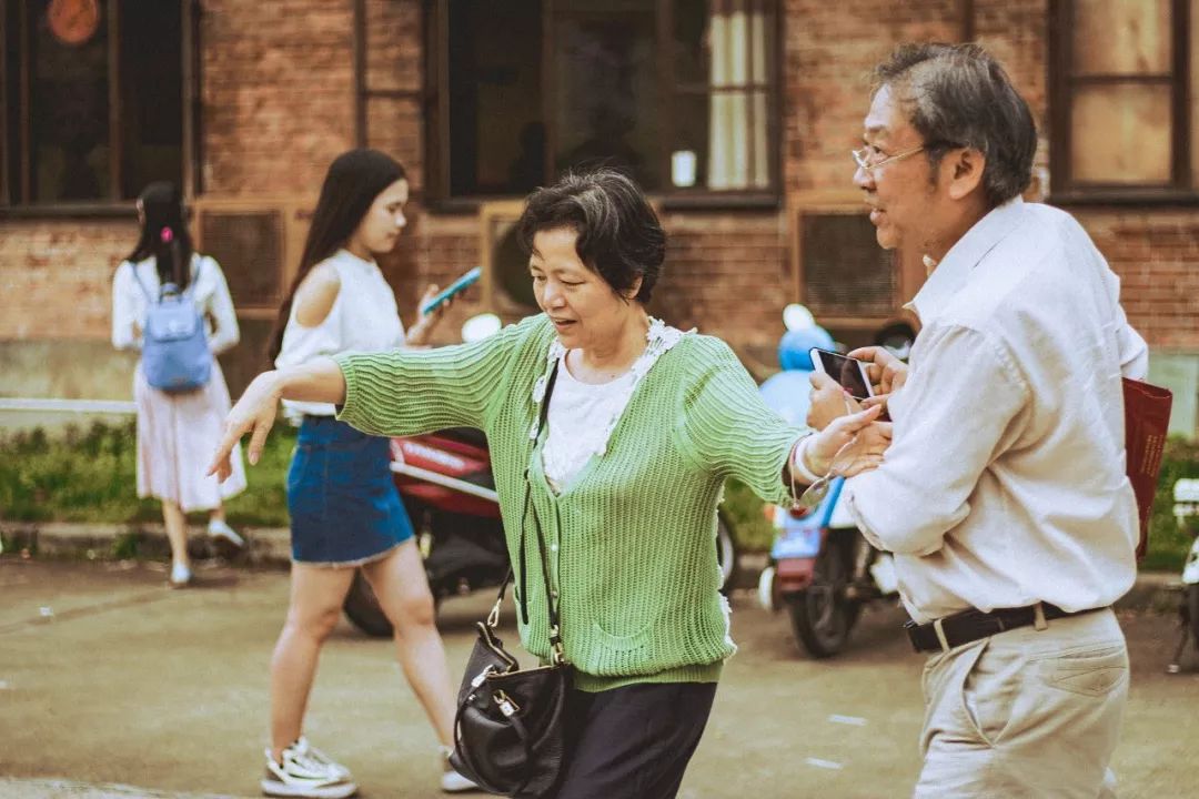 60岁后坚决离婚的中国夫妻:婚姻死了,爱情可以重觅