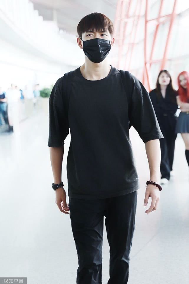 韩商言又帅了！李现黑装亮相酷劲足 潇洒迈步像极了爹系小男友