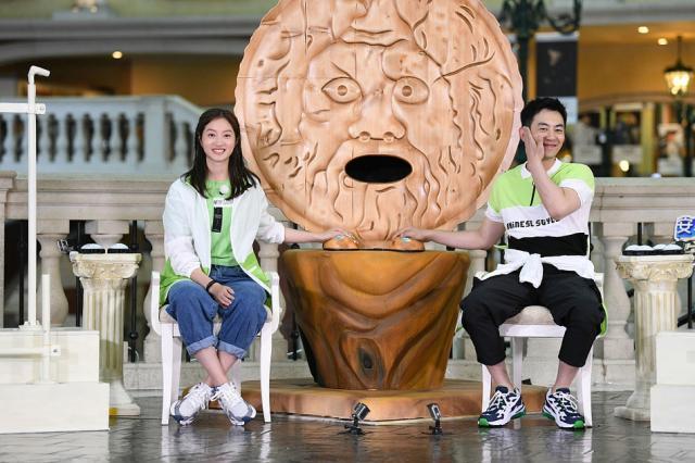 朱亚文罕见带妻子上《跑男》,全程拉手秀恩爱,素颜出镜秒杀baby