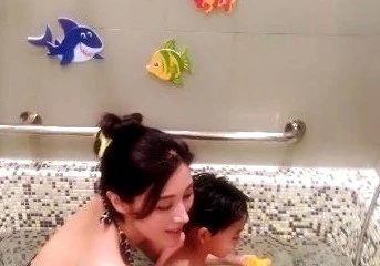 49岁李嘉欣与家人野餐，对嘴亲吻8岁独生子