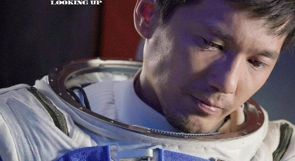 离开《跑男》后，邓超用《银河》的廉价滤镜，剑指15亿票房