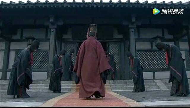 三国最先称帝,被曹操、吕布、刘备一起欺负的袁术,后来咋样了?