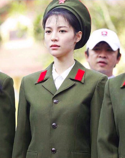 李现前女友钟楚曦撞衫关晓彤，网友：一个温婉甜美，一个复古性感