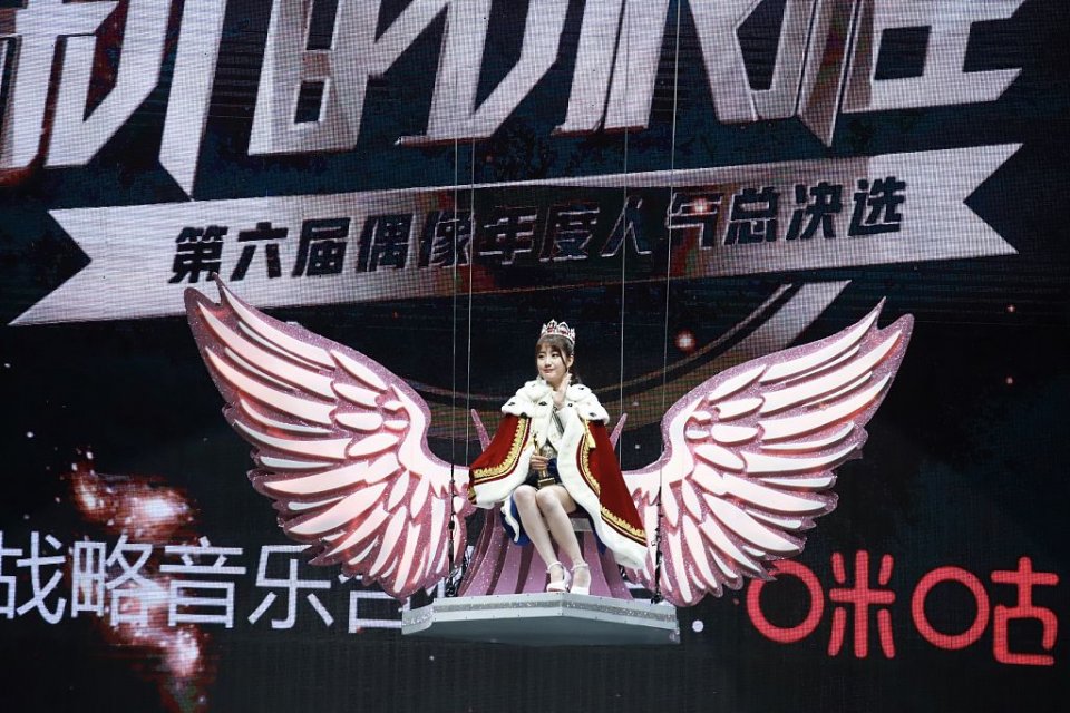 SNH48总决选李艺彤蝉联第一 戴王冠登宝座当场泪崩