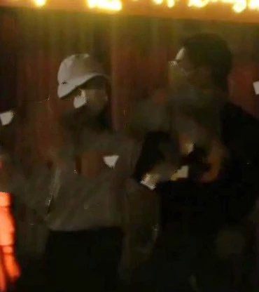 新恋情？郑恺被拍到深夜带高挑美女回住处