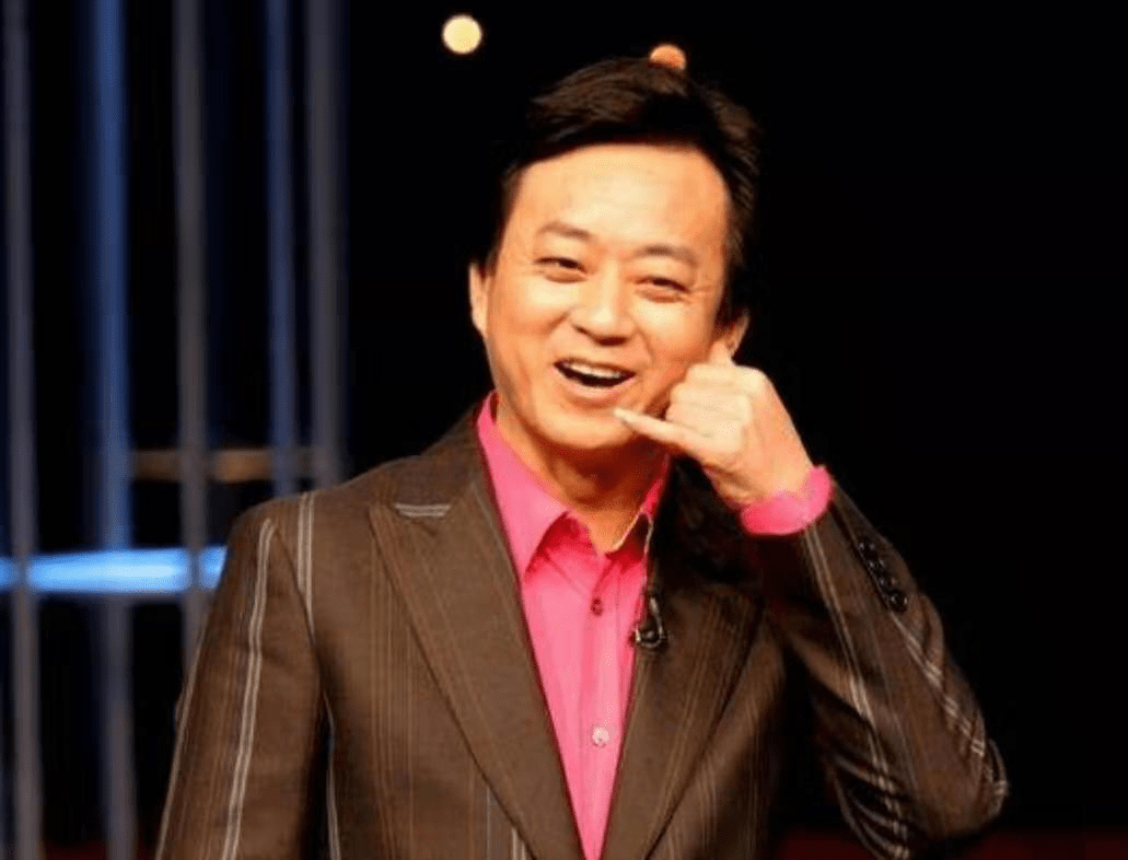 55岁朱军近照曝光，与朋友低调聚餐，白衬衣配小坎肩不热吗？