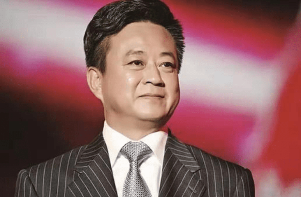 55岁朱军近照曝光，与朋友低调聚餐，白衬衣配小坎肩不热吗？