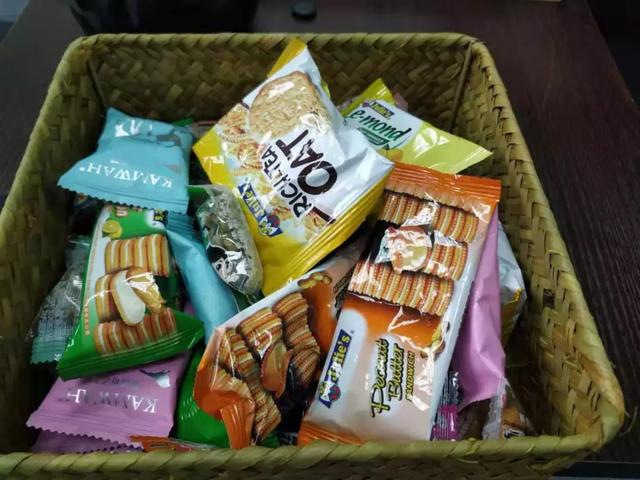 985高材生白天上课晚上直播，一天只睡3小时，一年花10万找陪玩