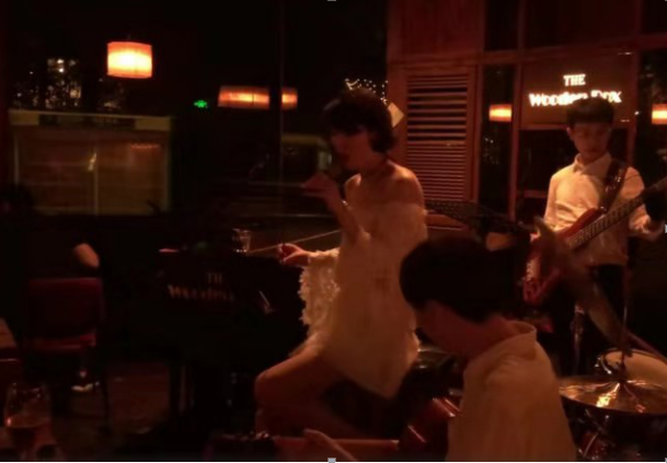 李亚鹏女友近照，晒视频大秀身材，状态神情都酷似王菲