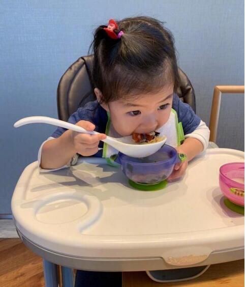 汪峰久违露面，满脸胡茬，身材发福，还以为是刀郎