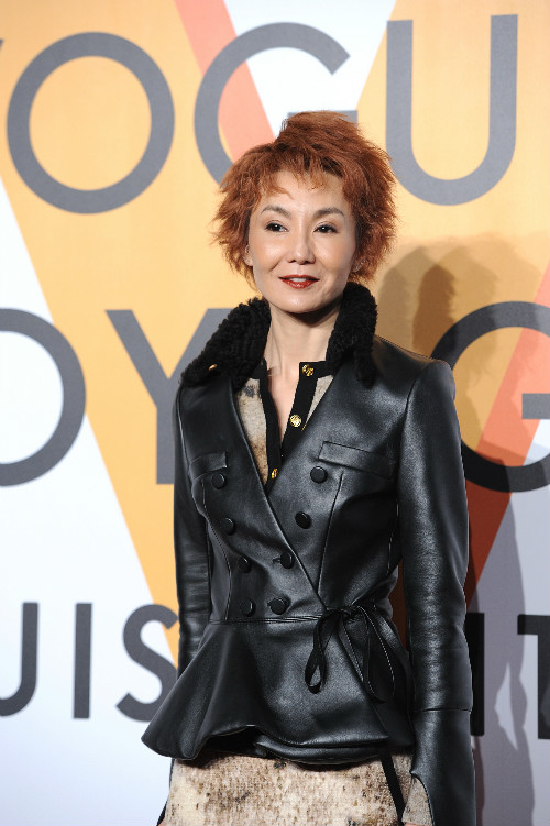 54岁张曼玉根本不服老，橘发红唇酷炫到爆