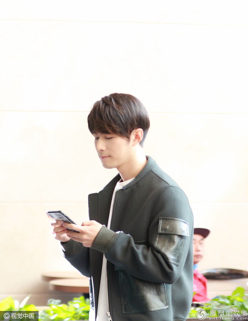 陈学冬片场休息盘腿发呆 化身安静的美少年