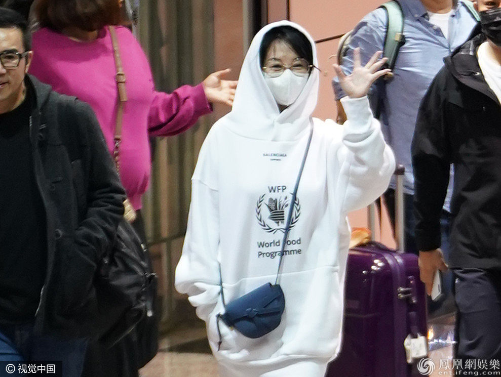 许晴深夜现身机场赴金马奖 卫衣搭长筒靴超有范