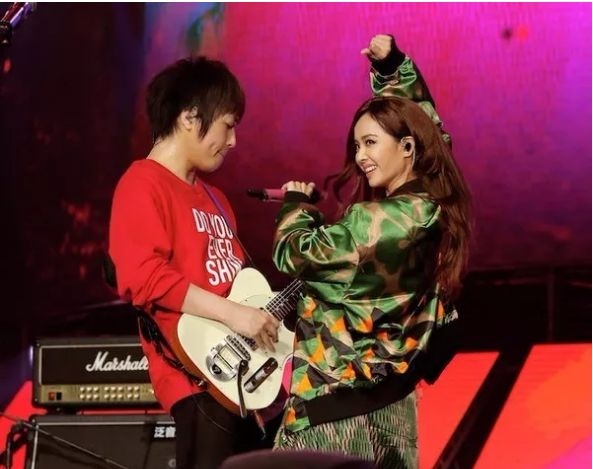 他俩在一起了？暗戳戳地发糖？粉丝们都默认了