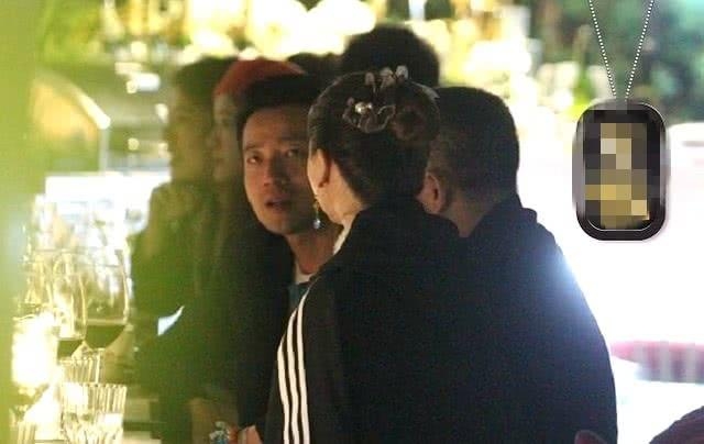 汪小菲夫妇甜蜜现身杭州，大S全程挽着老公的手，流露温柔一面